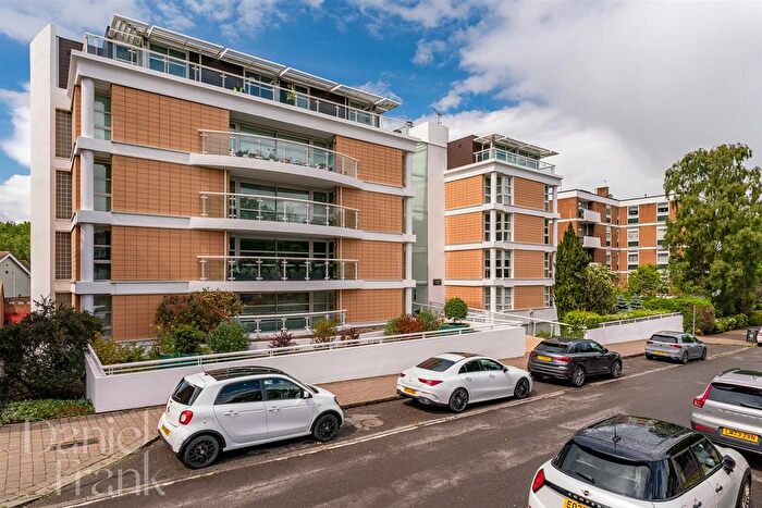 2 Bedroom Flat For Sale In High Road, Chigwell, IG7
