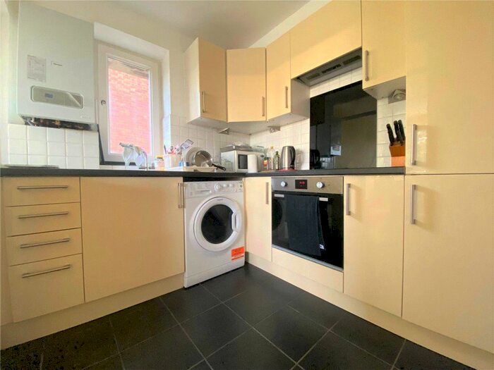 2 Bedroom Flat To Rent In Leigham Court Road, London, SW16