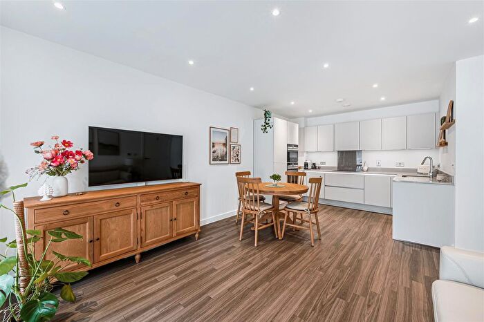 1 Bedroom Flat For Sale In Bollo Bridge Road, London, W3