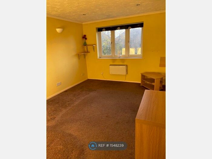 1 Bedroom Flat To Rent In Redford Close, Feltham, TW13