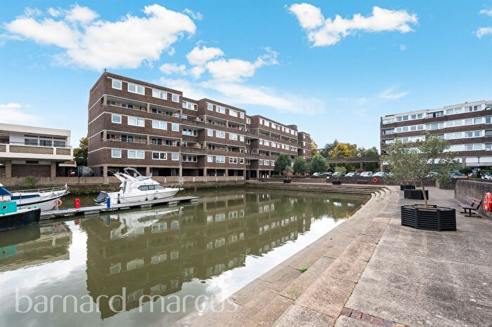 2 Bedroom Flat For Sale In Justin Close, Brentford, TW8