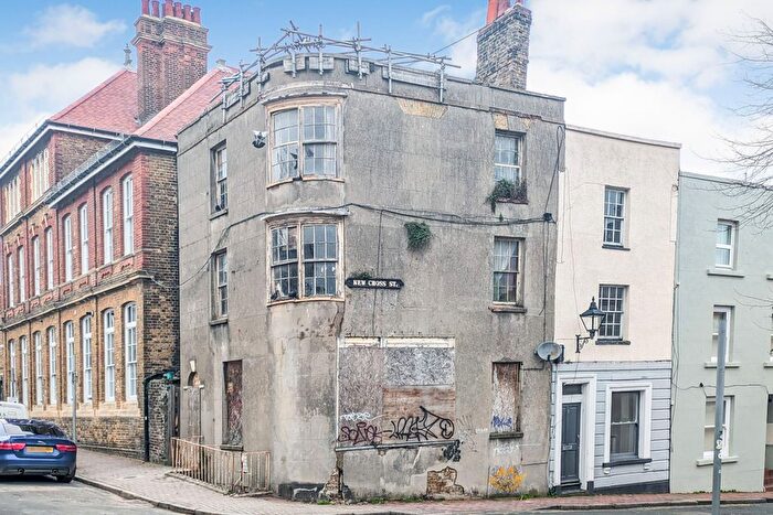 End Of Terrace House For Sale In Honeypot Lane, Waltham Abbey, EN9