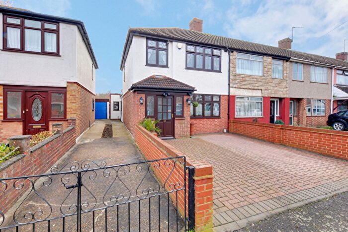 4 Bedroom Semi Detached House To Rent In Guysfield Drive, Rainham, RM13