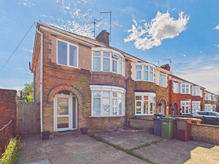 3 Bedroom Semi Detached House For Sale In Lincoln Road, Peterborough, PE4