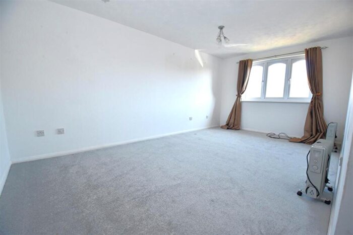 1 Bedroom Apartment For Sale In Steeple Close, Rochford, SS4
