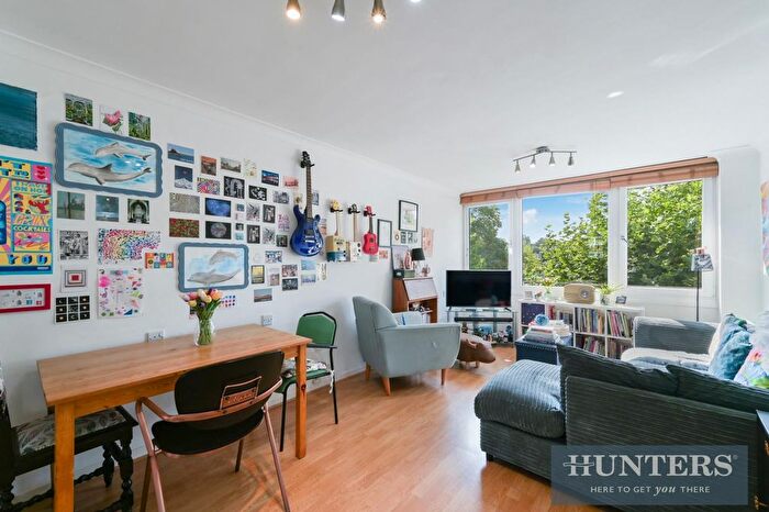 1 Bedroom Flat For Sale In Justin Close, Brentford, TW8