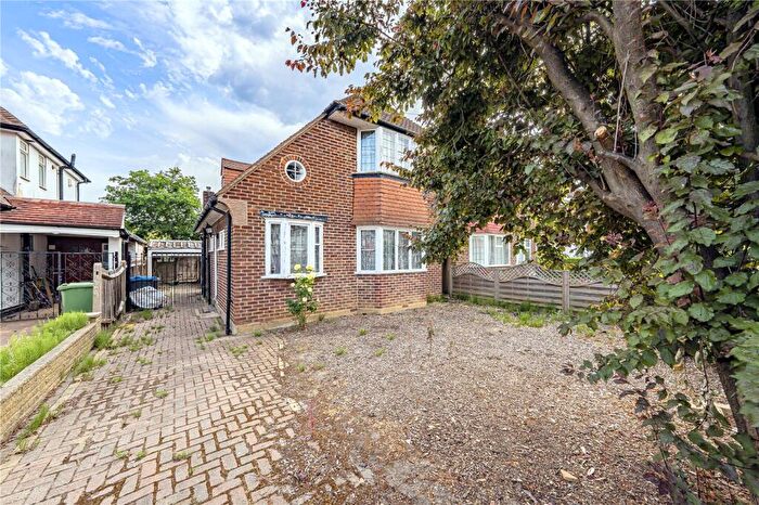 3 Bedroom Link Detached House For Sale In Lawrence Avenue, New Malden, KT3
