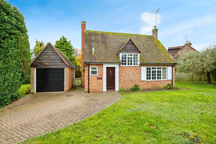 2 Bedroom Bungalow For Sale In Peakfield, Frensham, Farnham, Surrey, GU10