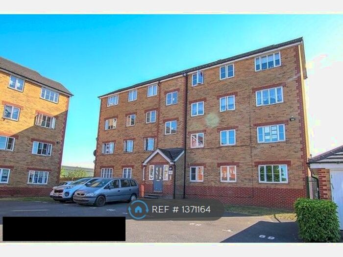 2 Bedroom Flat To Rent In Village Close, Hoddesdon, EN11