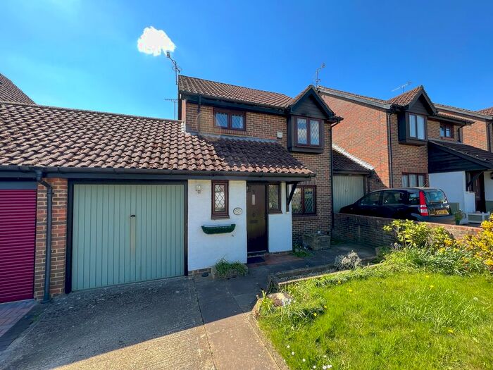 3 Bedroom Link Detached House To Rent In Stuart Way, East Grinstead, West Sussex, RH19