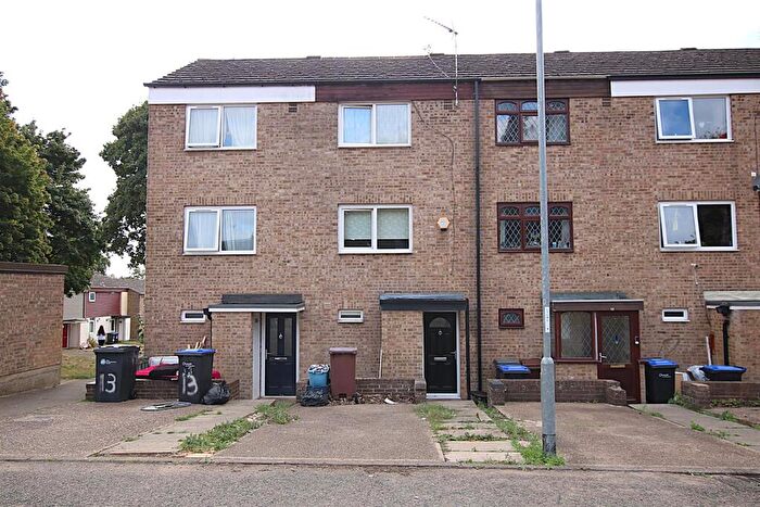 4 Bedroom Terraced House For Sale In Poppyfield Court, Northampton, NN3