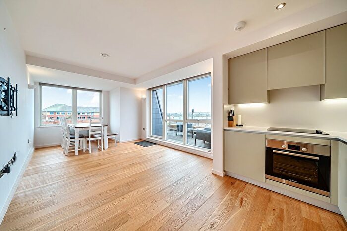 3 Bedroom Flat For Sale In East Street, Epsom, KT17