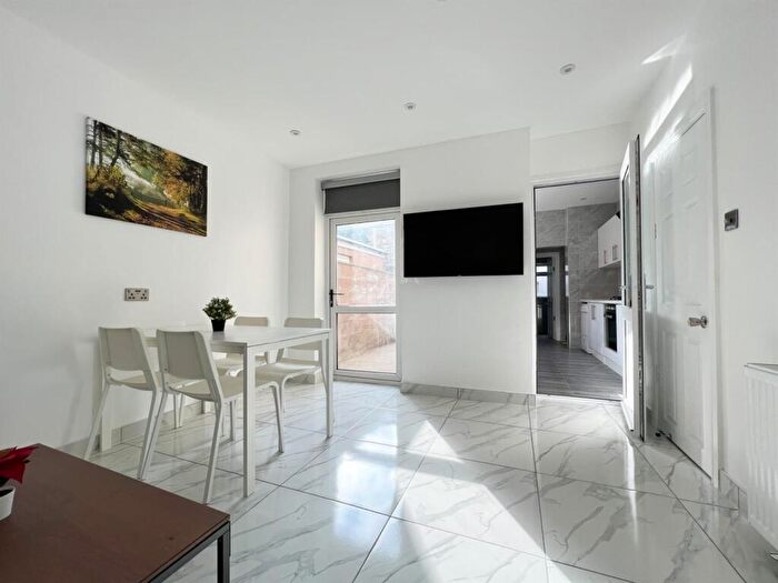 5 Bedroom House To Rent In Cyfarthfa Street, Roath, Cardiff, CF24