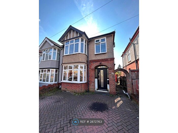 3 Bedroom Semi-Detached House To Rent In Cranleigh Gardens, Luton, LU3