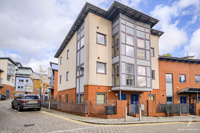 4 Bedroom Town House To Rent In Bell Barn Road, Park Central, Birmingham City Centre, B15