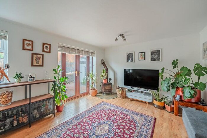 3 Bedroom Semi-Detached House For Sale In Coed-Y-Canddo Road, New Inn, Pontypool, NP4