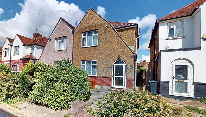 3 Bedroom Semi-Detached House For Sale In Heath Road, Hounslow, TW3