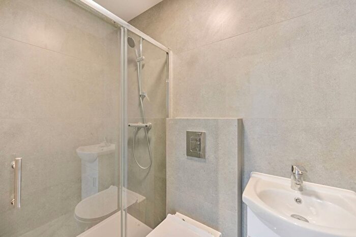 Studio To Rent In Hounslow Avenue, Hounslow, TW3