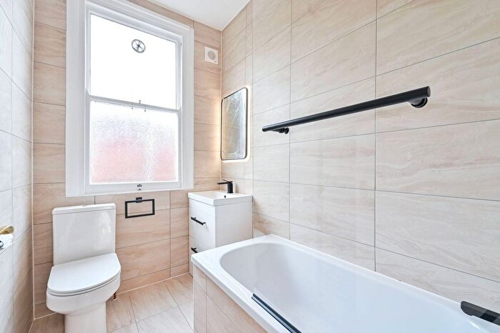 2 Bedroom Flat To Rent In Chatham Street, Elephant And Castle, London, SE17