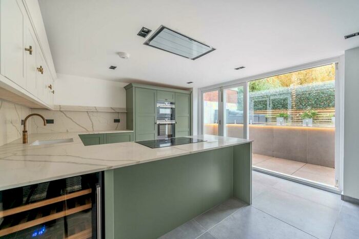 4 Bedroom Flat To Rent In Teignmouth Road, Mapesbury Estate, London, NW2