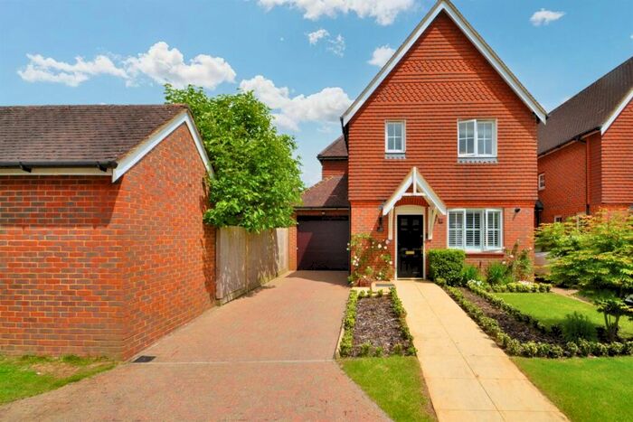 3 Bedroom Link Detached House To Rent In Halls Drive, Faygate, Horsham, West Sussex, RH12