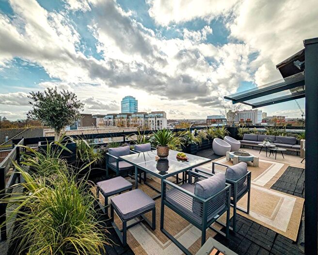 3 Bedroom Maisonette For Sale In Eardley Crescent, Earls Court, London, SW5