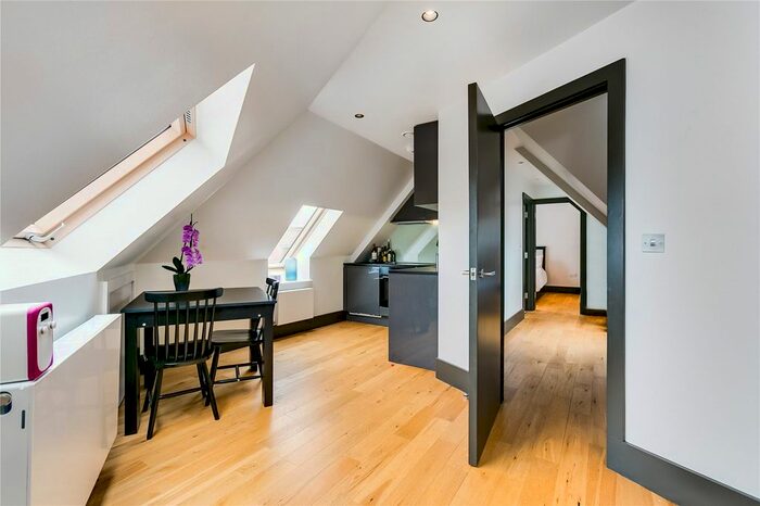 1 Bedroom Flat To Rent In High Street, Hampton, TW12