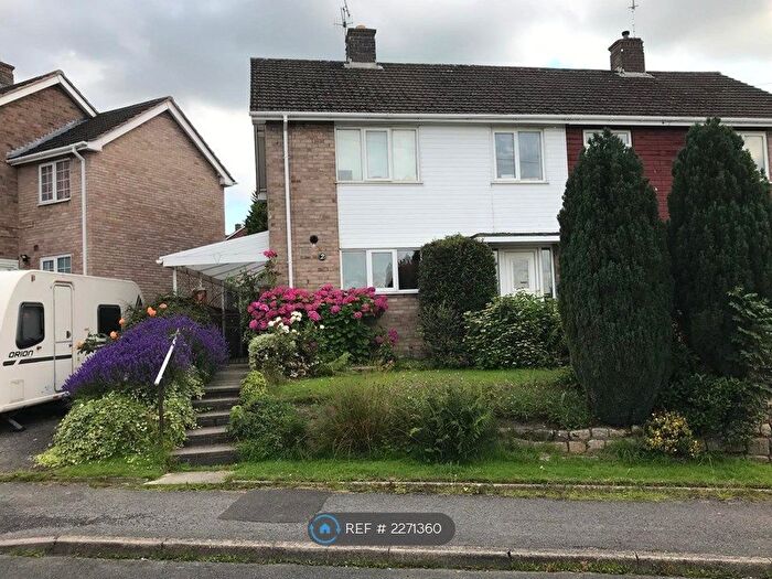 3 Bedroom Semi-Detached House To Rent In Brecon Close, Chesterfield, S40