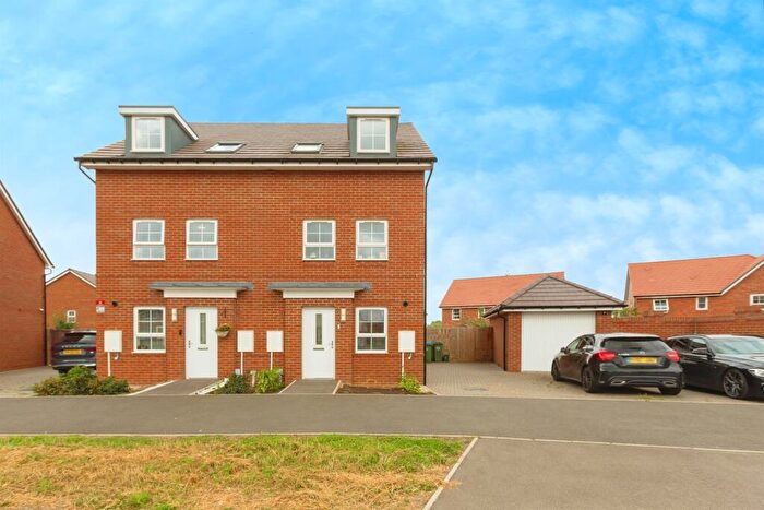 3 Bedroom Semi-Detached House For Sale In Armstrongs Fields, Broughton, Aylesbury, HP22