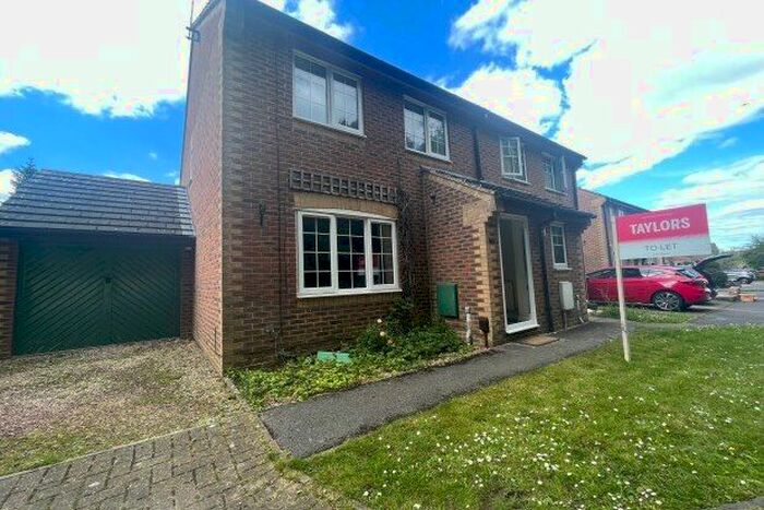 3 Bedroom Property To Rent In Dunsford Close, Swindon, SN1