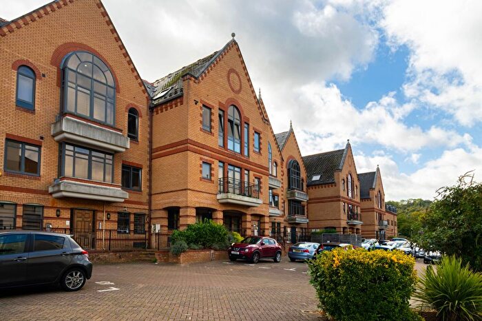 2 Bedroom Flat For Sale In Whyteleafe Hill, Whyteleafe, CR3