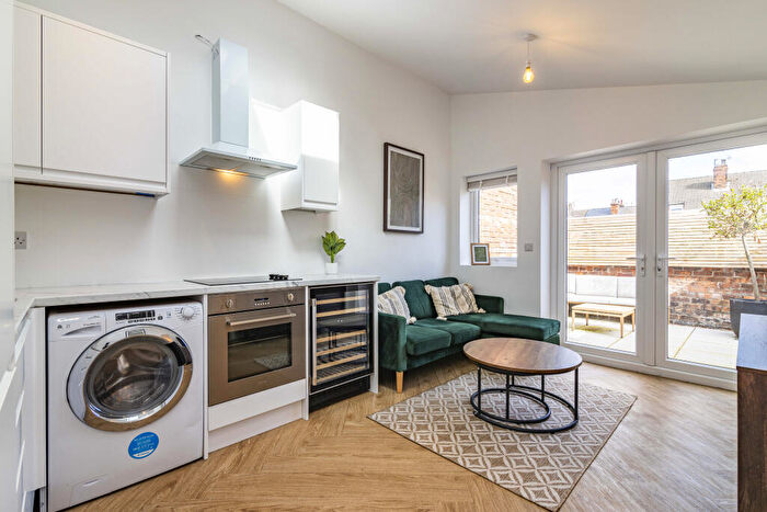 1 Bedroom Flat To Rent In Ripon Street // Luxury Bed Flat // Rear Garden, LN5