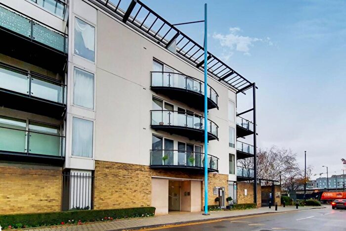 3 Bedroom Flat To Rent In Boardwalk Place, Canary Wharf, London, E14