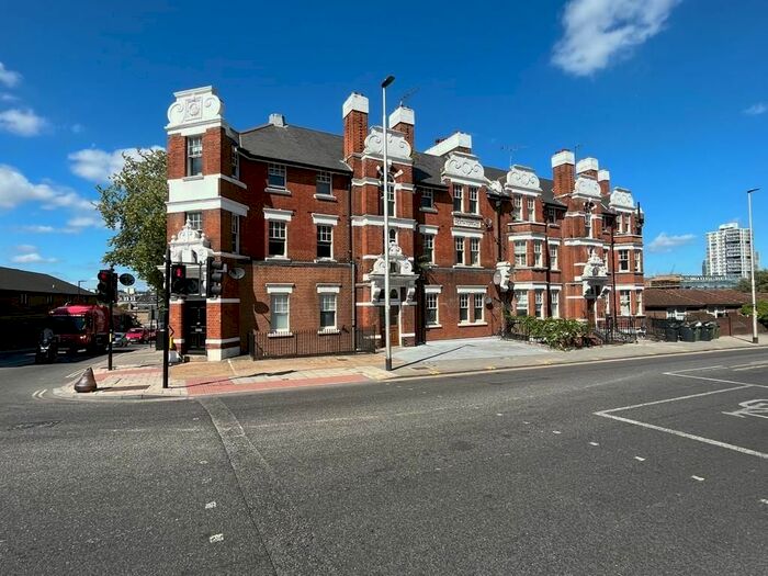 2 Bedroom Flat To Rent In Wandsworth Road, London, SW8