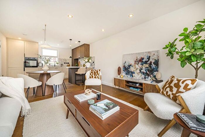 2 Bedroom Flat For Sale In Hastings Road, Ealing, W13