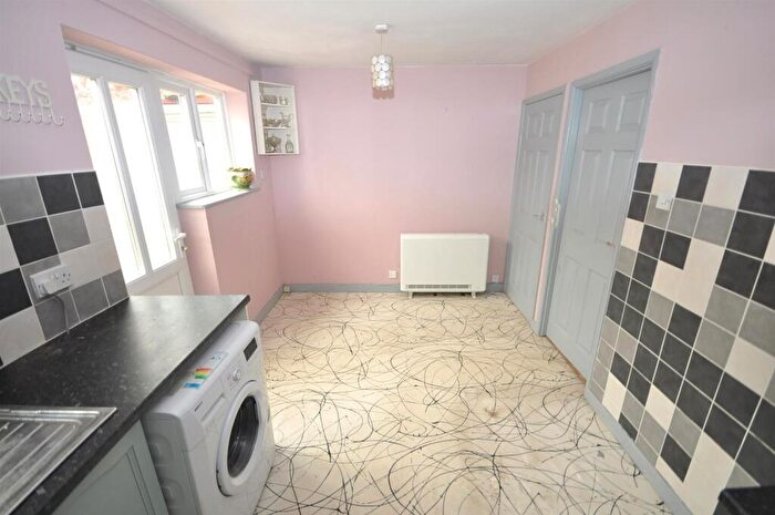 3 Bedroom Semi-Detached House For Sale In Grampian Way, Thorne, DN8
