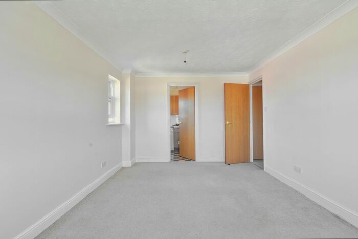 1 Bedroom Flat To Rent In Waterslade, Elm Road, Redhill, RH1