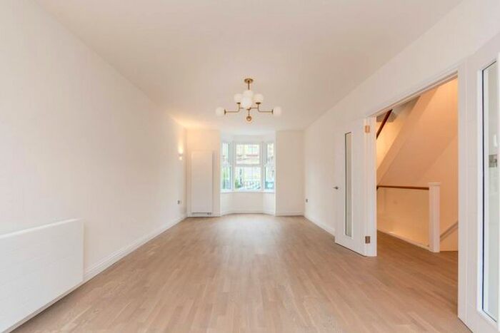 5 Bedroom Detached House To Rent In Victoria Road, Guildford, GU1