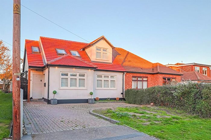 4 Bedroom Chalet For Sale In Hawkwell Park Drive, Hockley, SS5