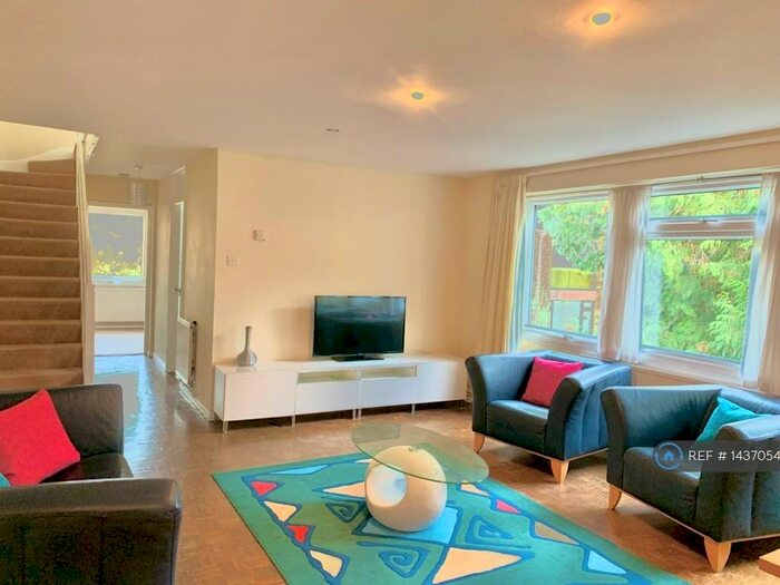 3 Bedroom Flat To Rent In Abbots Park, St. Albans, AL1