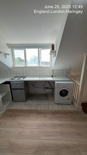 Studio To Rent In Oxford Road, London, N4