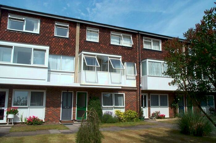 2 Bedroom Maisonette To Rent In Cross Lanes, Christchurch, GU1