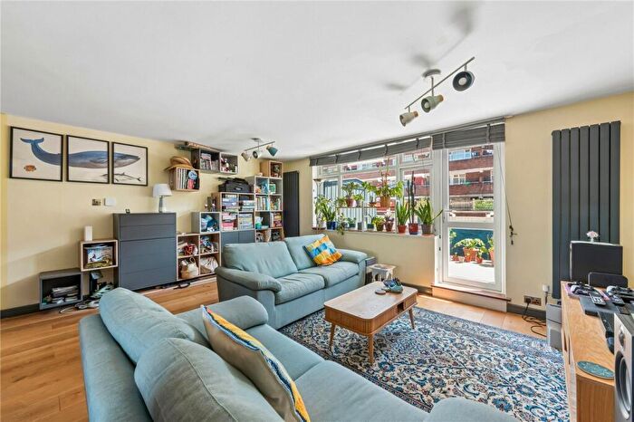 3 Bedroom Maisonette For Sale In Watney Market, London, E1