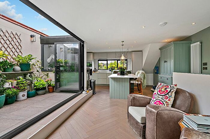 3 Bedroom Flat To Rent In Cresswell Road, Twickenham, TW1