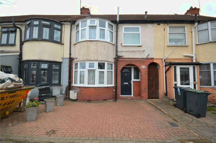 3 Bedroom Terraced House For Sale In Runfold Avenue, Luton, Bedfordshire, LU3