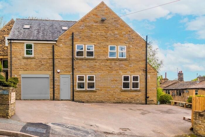 2 Bedroom Flat To Rent In St. Andrews Close, Rodley, Leeds, LS13