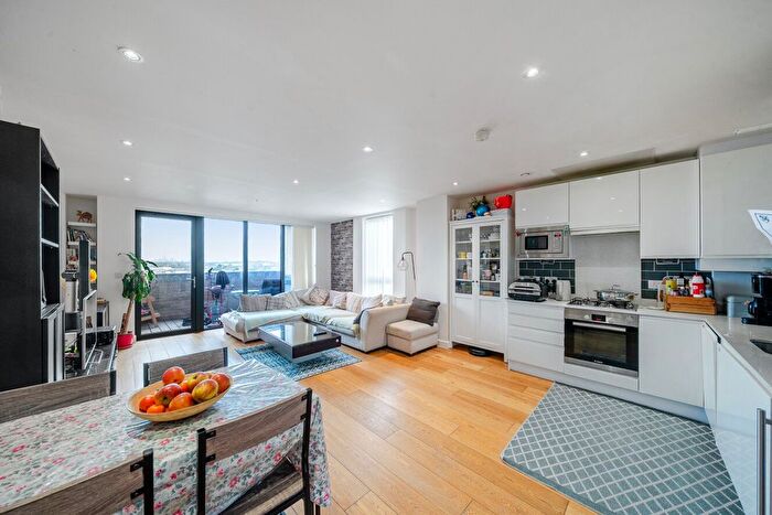 2 Bedroom Flat For Sale In Bromley Road, Catford, London, SE6