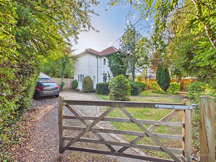 3 Bedroom Detached House For Sale In Sheepcote Dell Road, Holmer Green, HP15