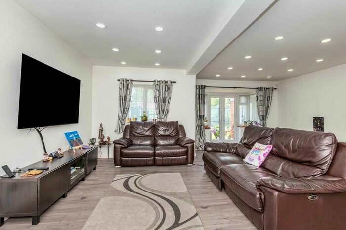 4 Bedroom Bungalow To Rent In Station Crescent, Ashford, TW15