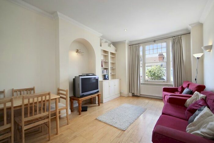 3 Bedroom Flat To Rent In Lucien Road, London, SW17